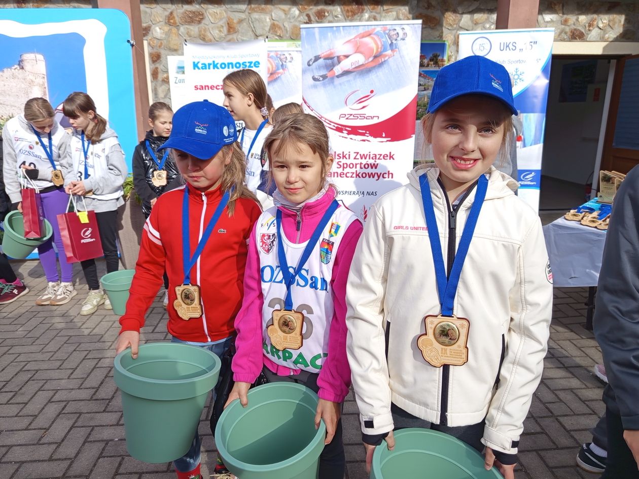 Dolny Śląsk: Młodzież na sankach z kółkami w Sobieszowie