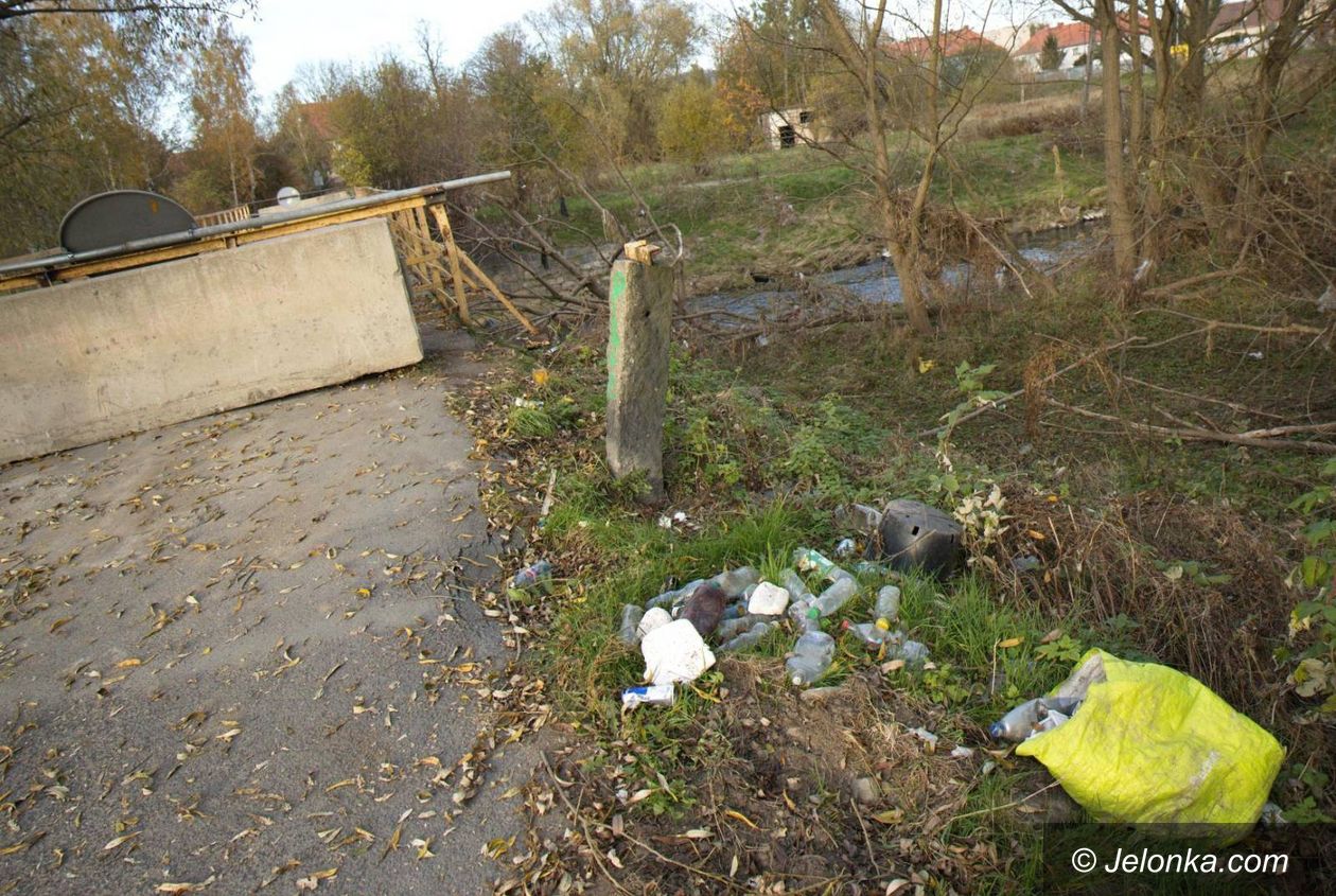 Jelenia Góra: Śmietnisko przy zamkniętym moście