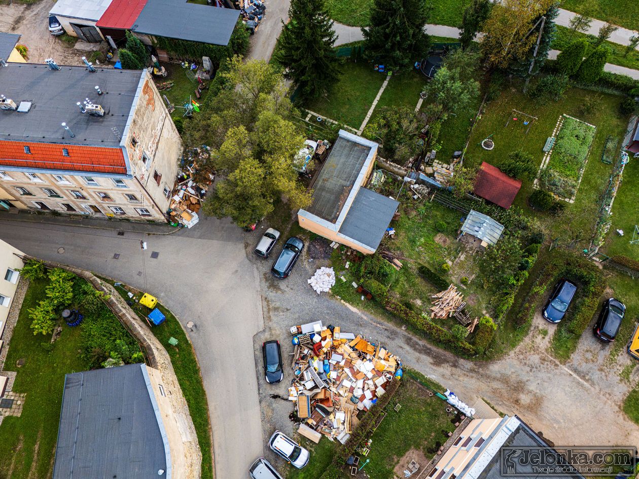 Jelenia Góra: Nadal wywożą śmieci po powodzi