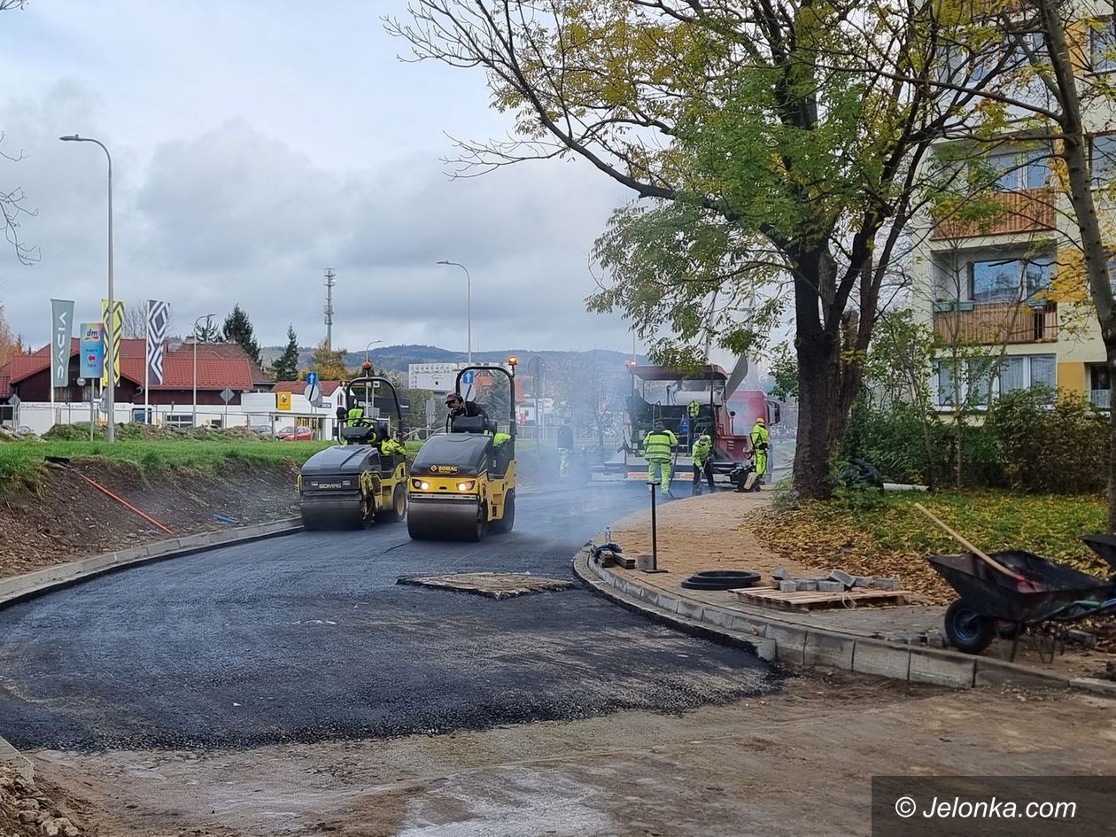 Jelenia Góra: Kładą asfalt na Karłowicza