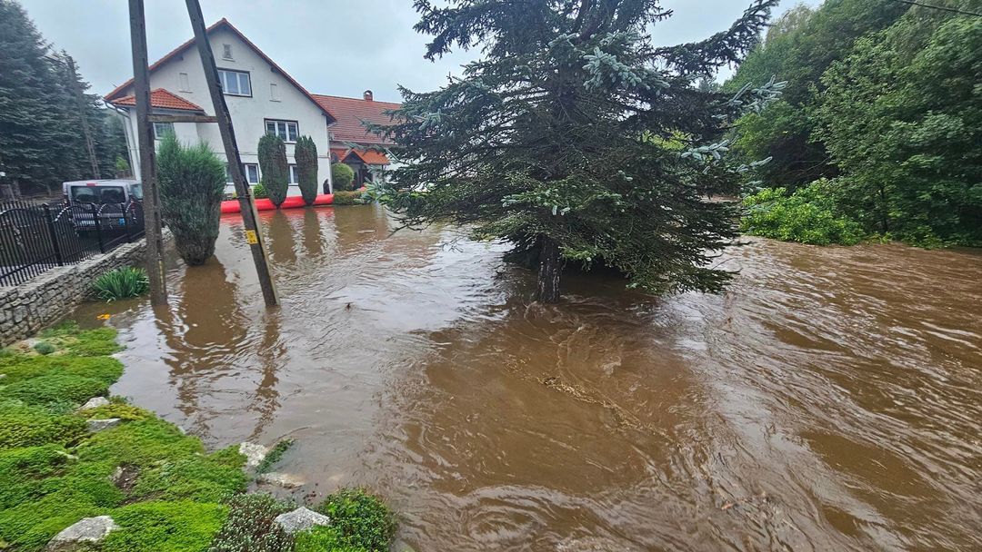 Mysłakowice: Zalało ich, a i tak musieli zapłacić