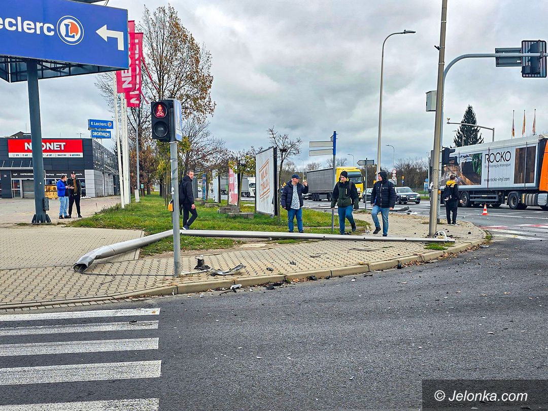 Jelenia Góra: Wymienili już 39 słupów po wypadkach