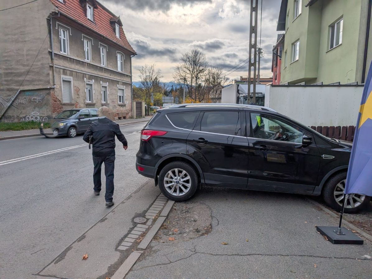 Jelenia Góra: Zastawili "zebrę" i chodnik