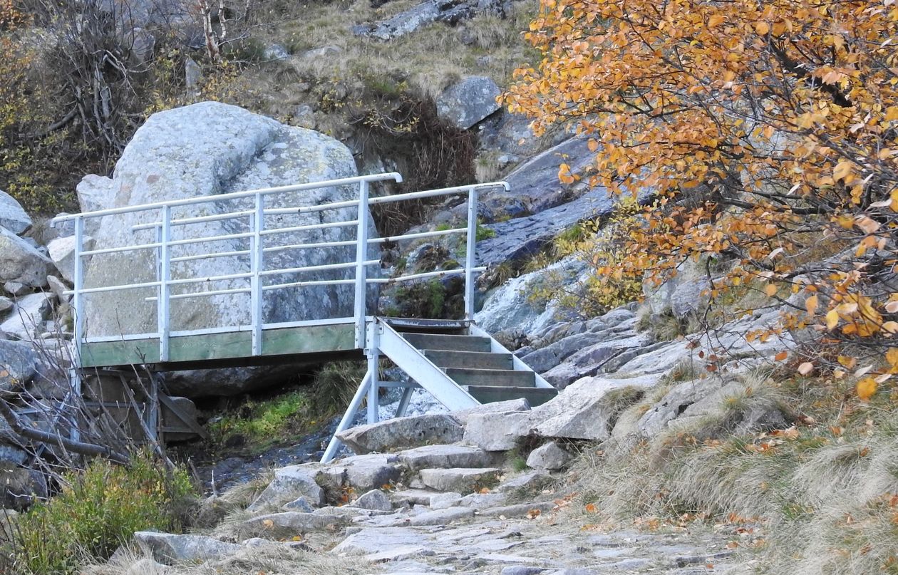 Karkonosze: Zdemontowany mostek na Łomniczce