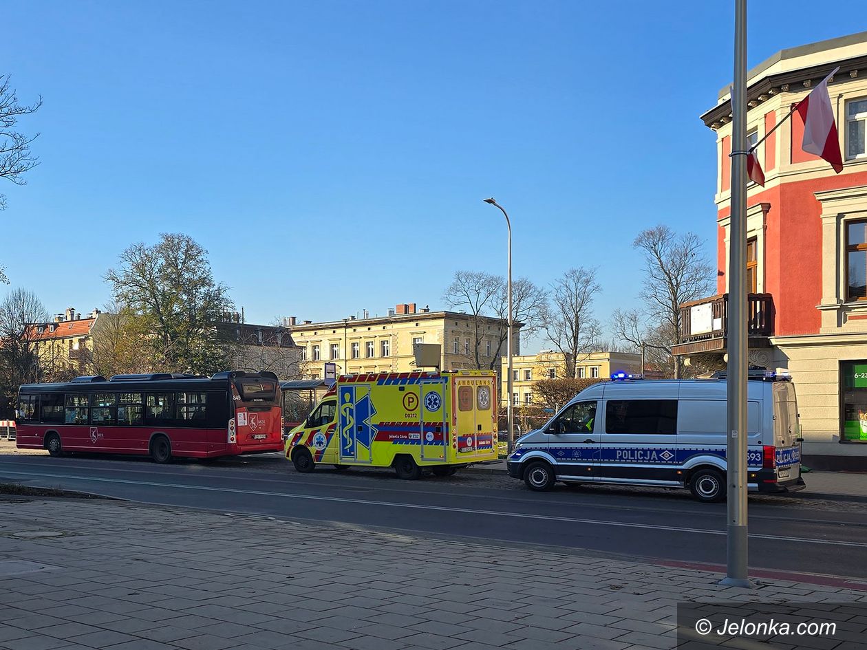 Jelenia Góra: Karetka zabrała ją z przystanku