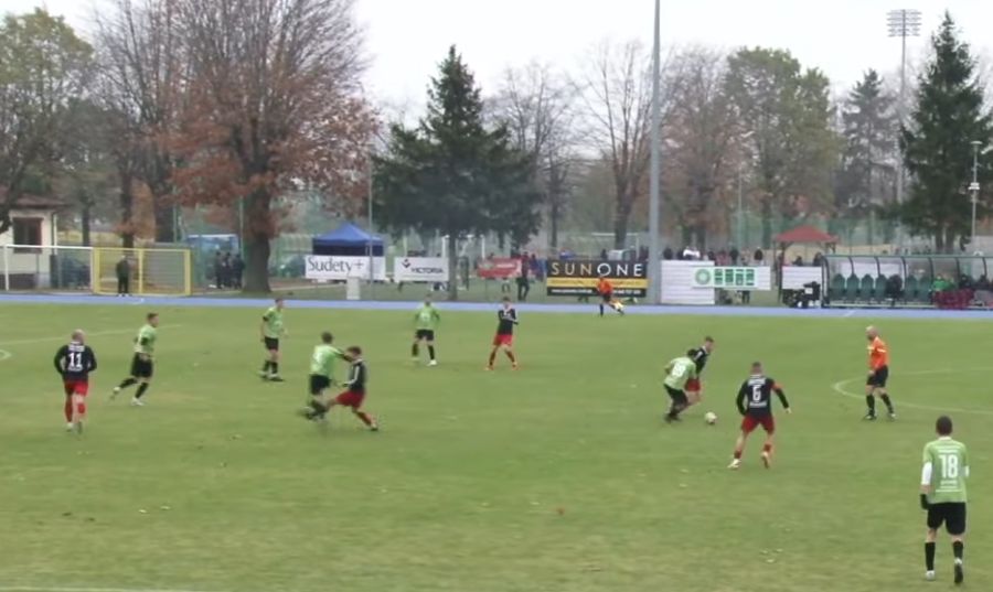 IV liga: To boisko, czy ring bokserski!? Sędzia może mieć spore kłopoty...