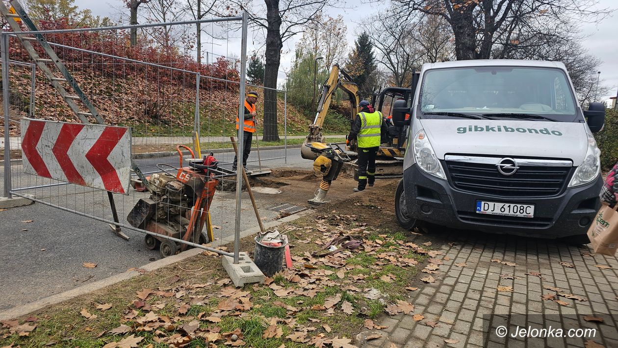 Jelenia Góra: Budowa przy skałkach