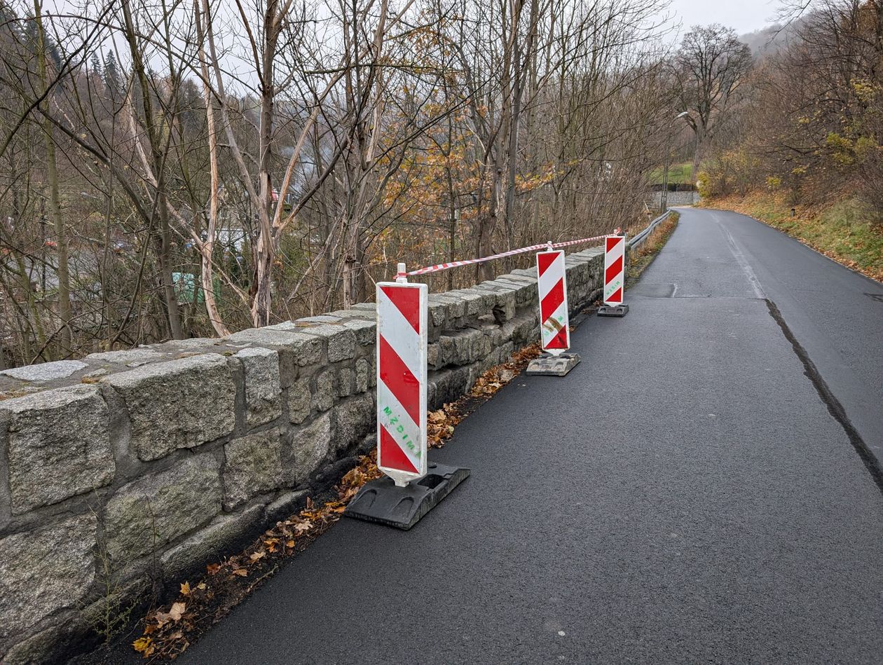 Jelenia Góra: Uszkodzony mur na Karkonoskiej