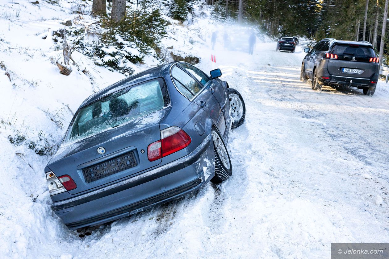 Karkonosze: Samochód w rowie – wyzwania na zaśnieżonych drogach