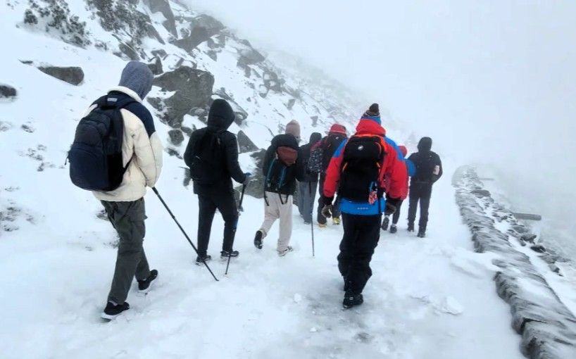 Karkonosze: W adidasach i dresach na Śnieżkę