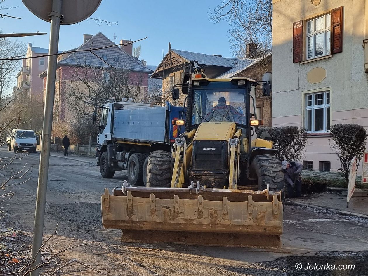 Jelenia Góra: Drogowcy pracują na Grabowskiego