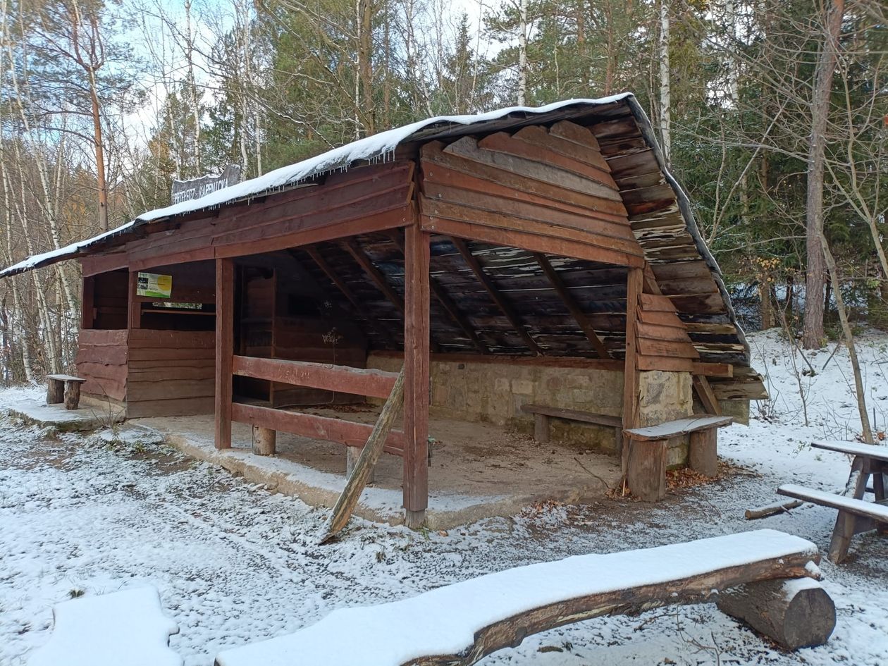 Karpniki: Remont wiaty na Przełęczy Karpnickiej