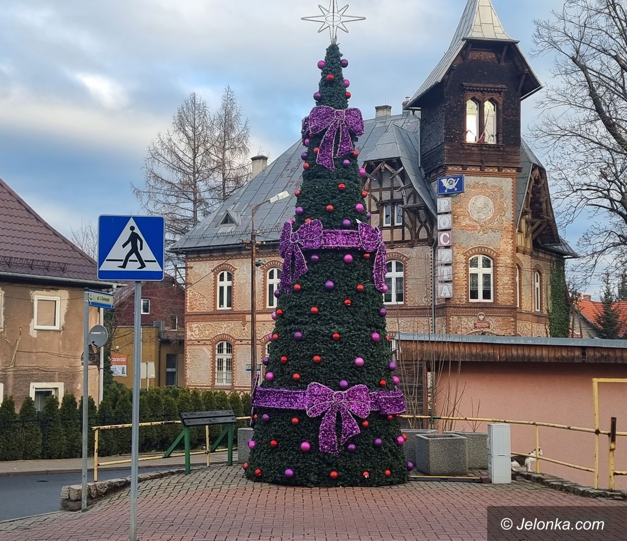 Sobieszów: W Sobieszowie już stoi choinka