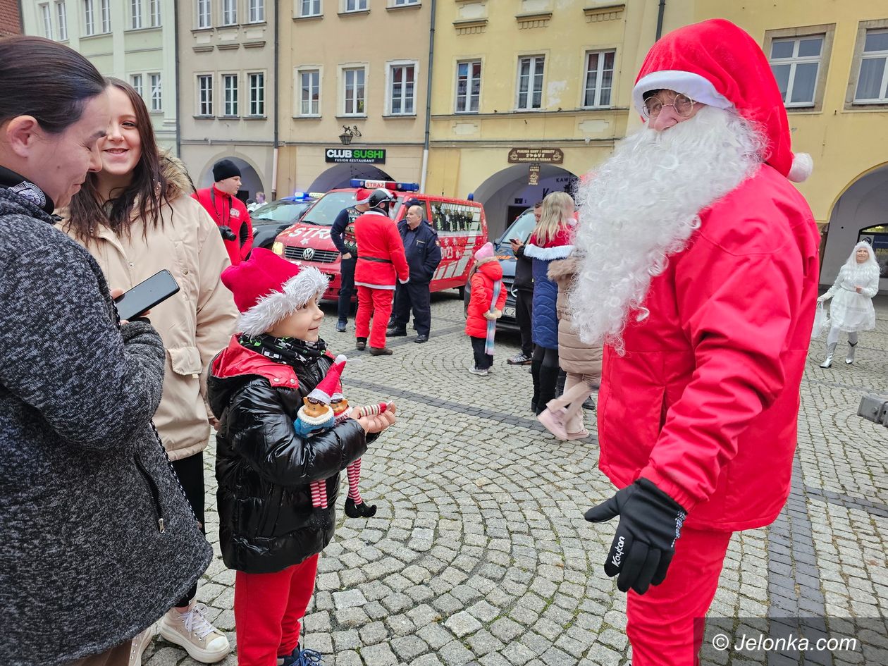 Jelenia Góra: Choinka świeci, jedziemy do Cieplic