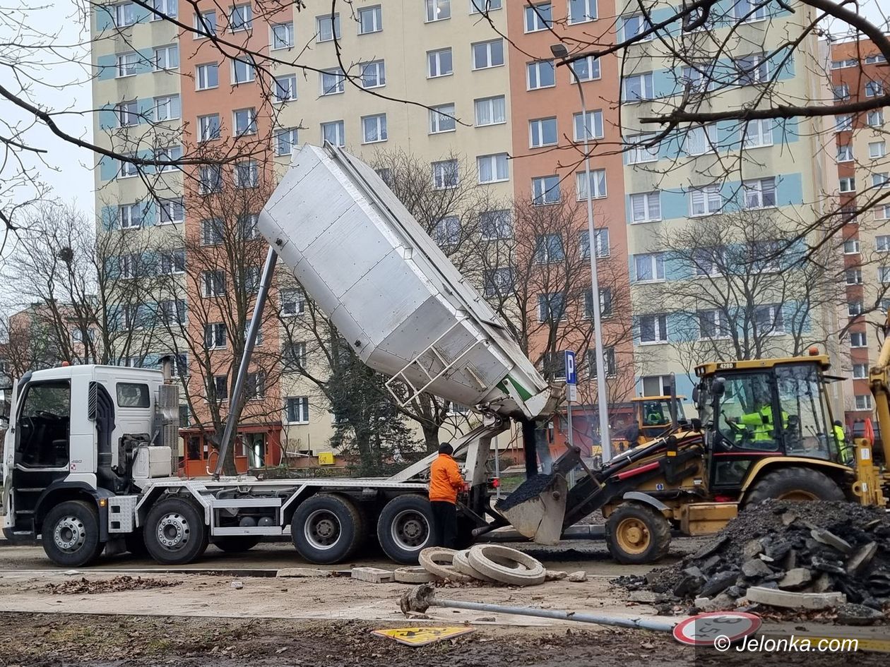 Jelenia Góra: Remont drogi przy wieżowcach