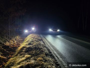 Auto w rowie na Sudeckej