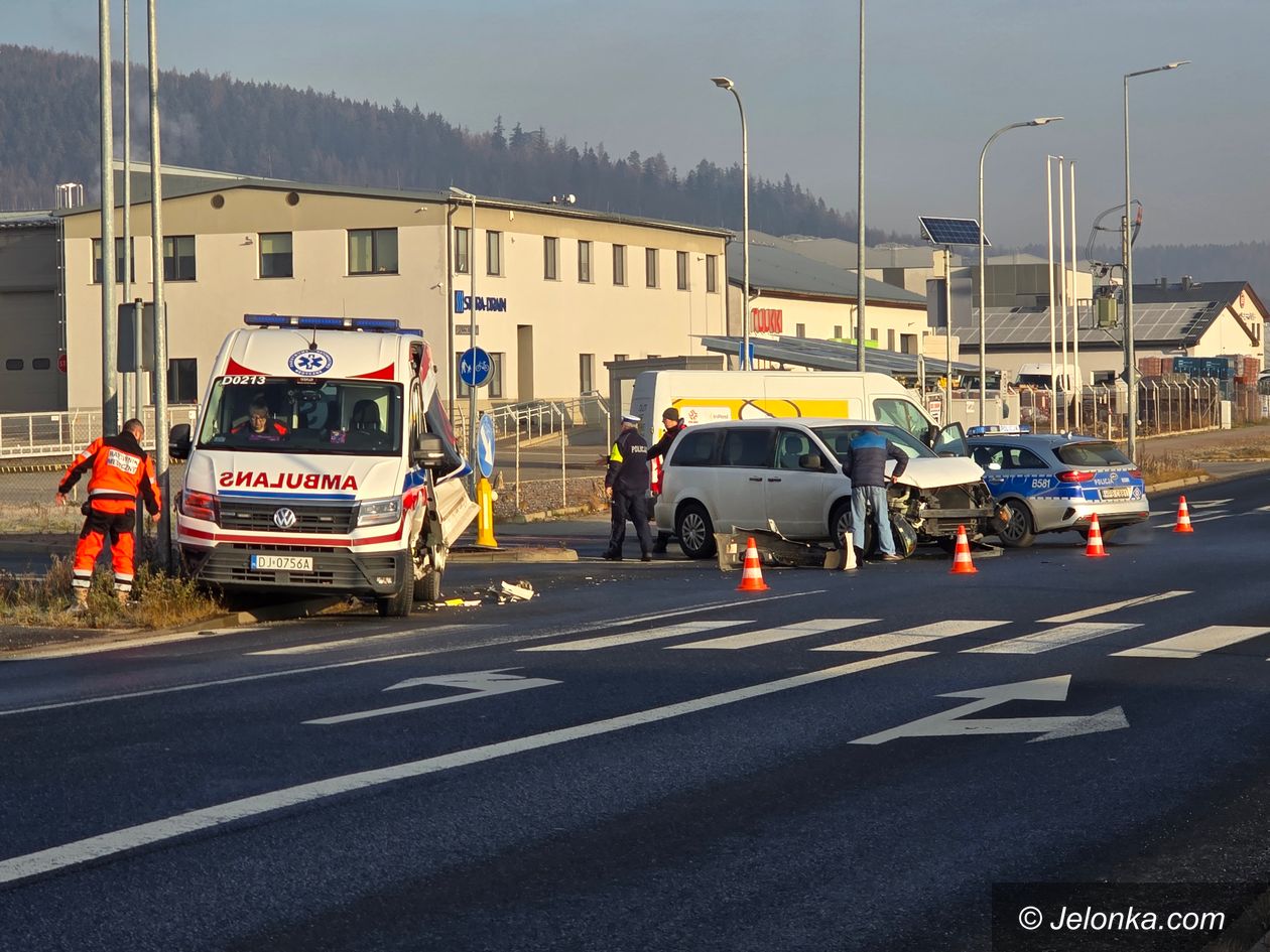 Jelenia Góra: Wypadek karetki w Jeleniej Górze