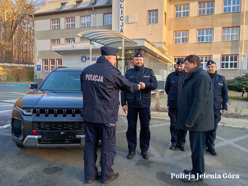 Jelenia Góra: Nowy radiowóz dla policji w Jeleniej Górze