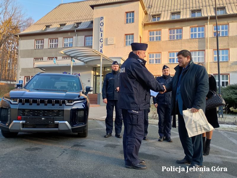 Jelenia Góra: Nowy radiowóz dla policji w Jeleniej Górze