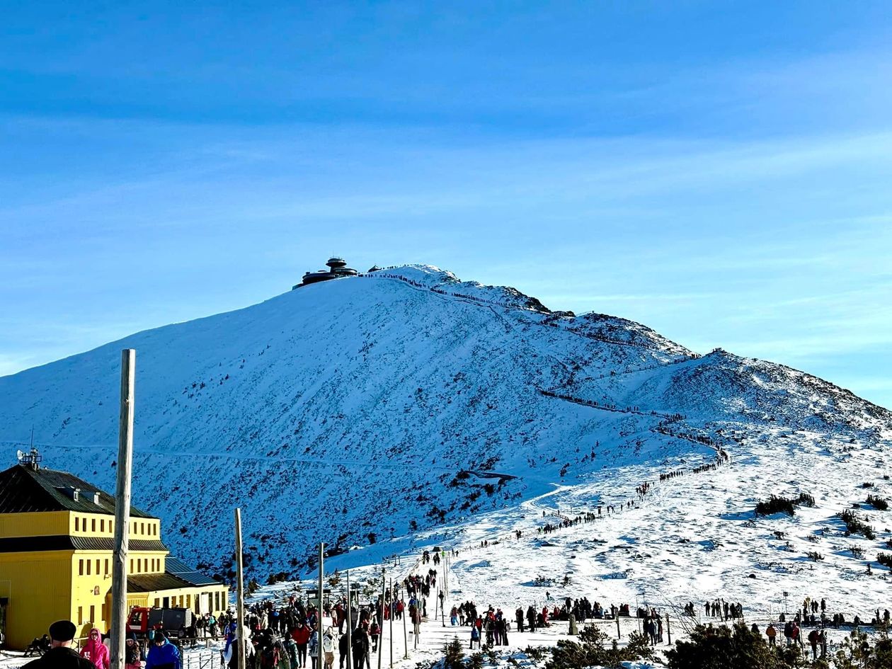 Karkonosze: Tłumy na zakosach pod Śnieżką