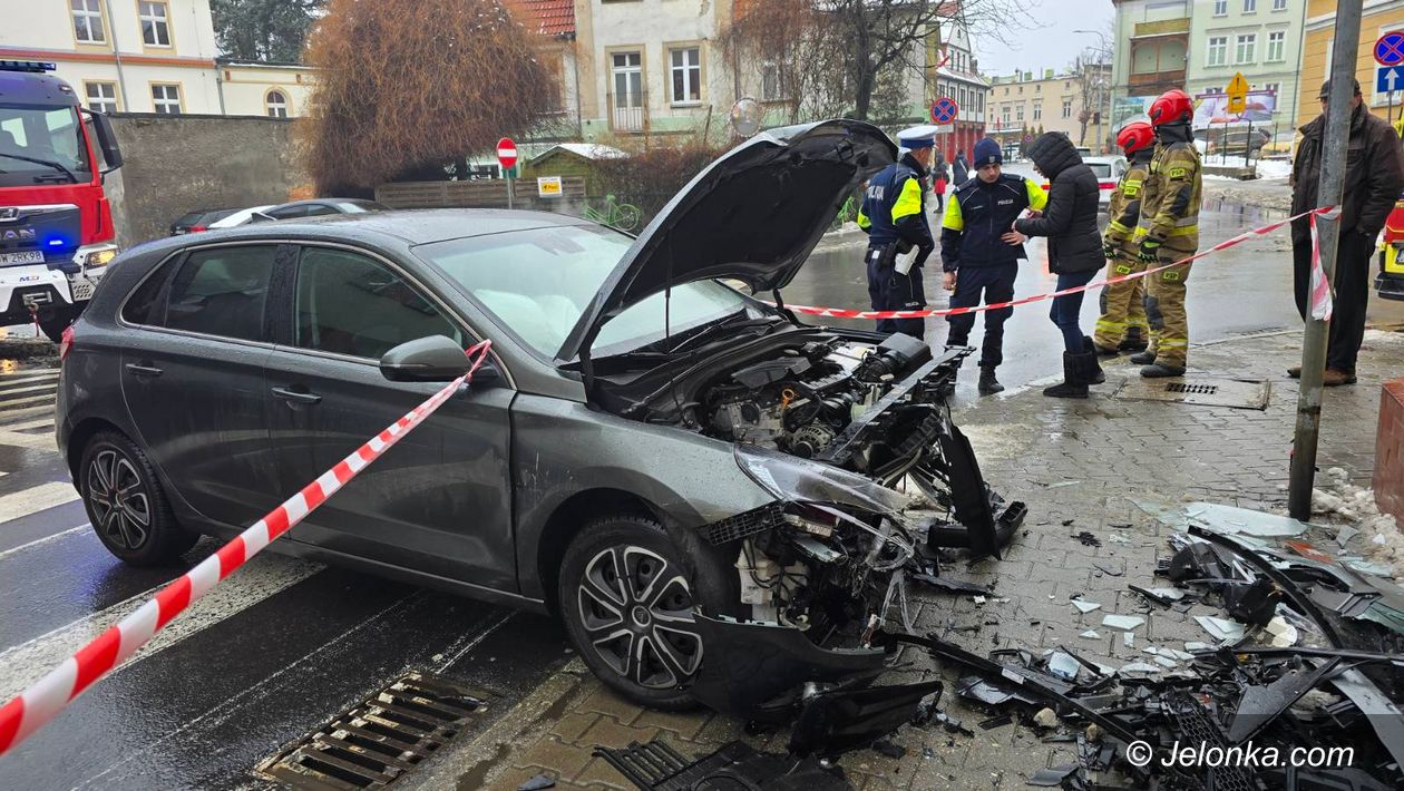 Jelenia Góra: Wjechała w budynek