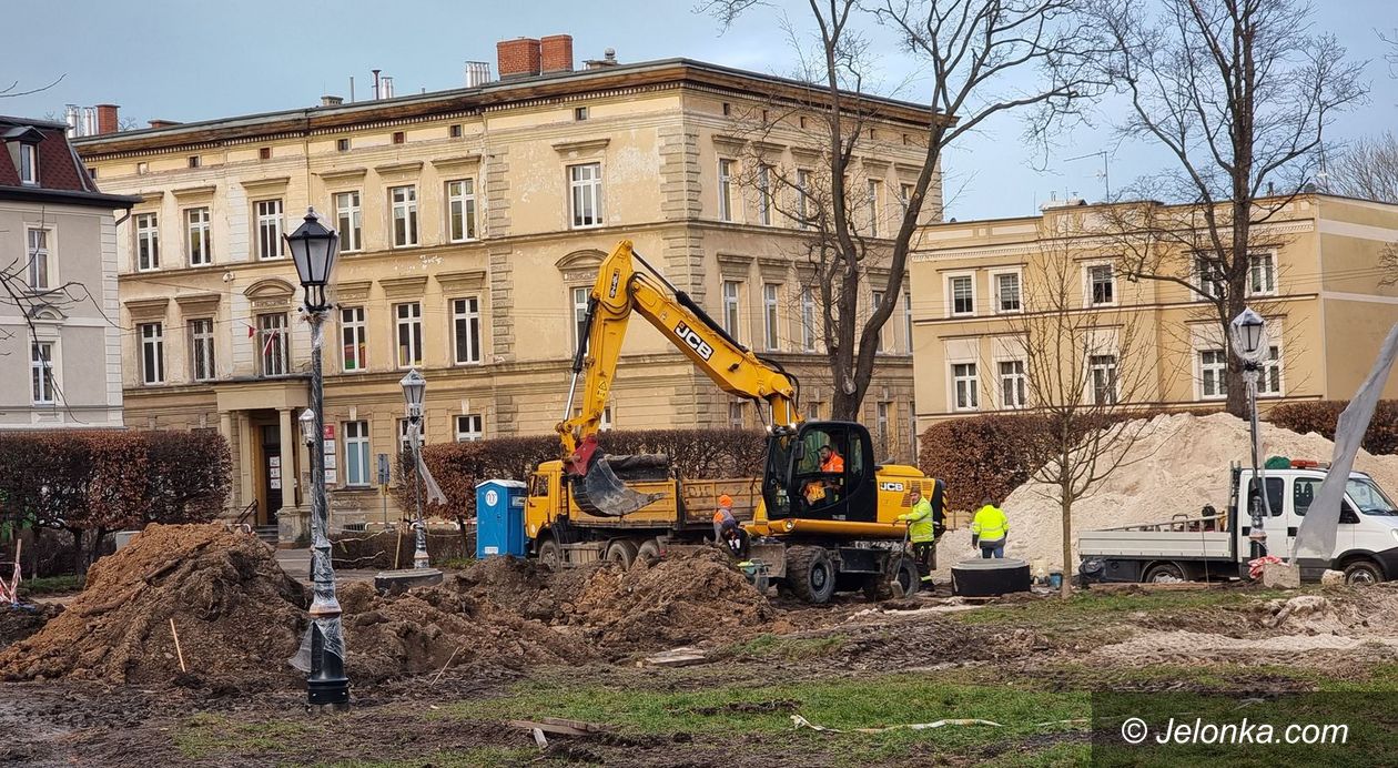 Jelenia Góra: Wznowienie prac na skwerze