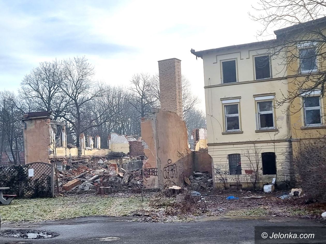 Sobieszów: Trwa demolka szkoły w Sobieszowie