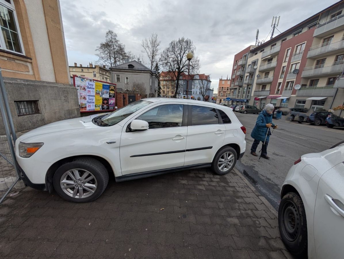 Jelenia Góra: Mandaty za parkowanie przy "zebrze" lub na chodniku