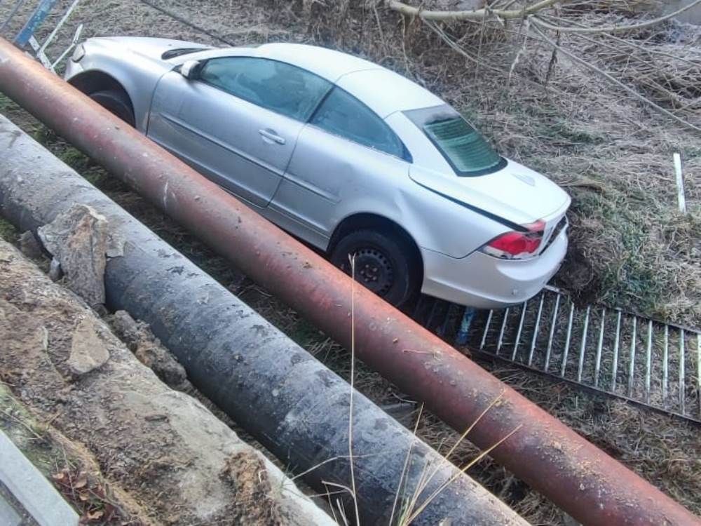 Gryfów Śląski: Auto prawie wpadło do rzeczki