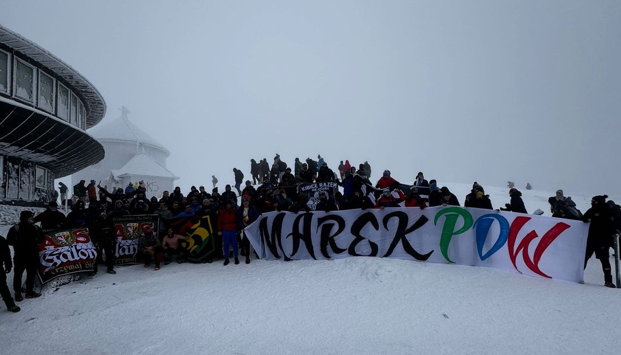 Karkonosze: Ponad 100 kibiców weszło na Śnieżkę i... rozpaliło ognisko