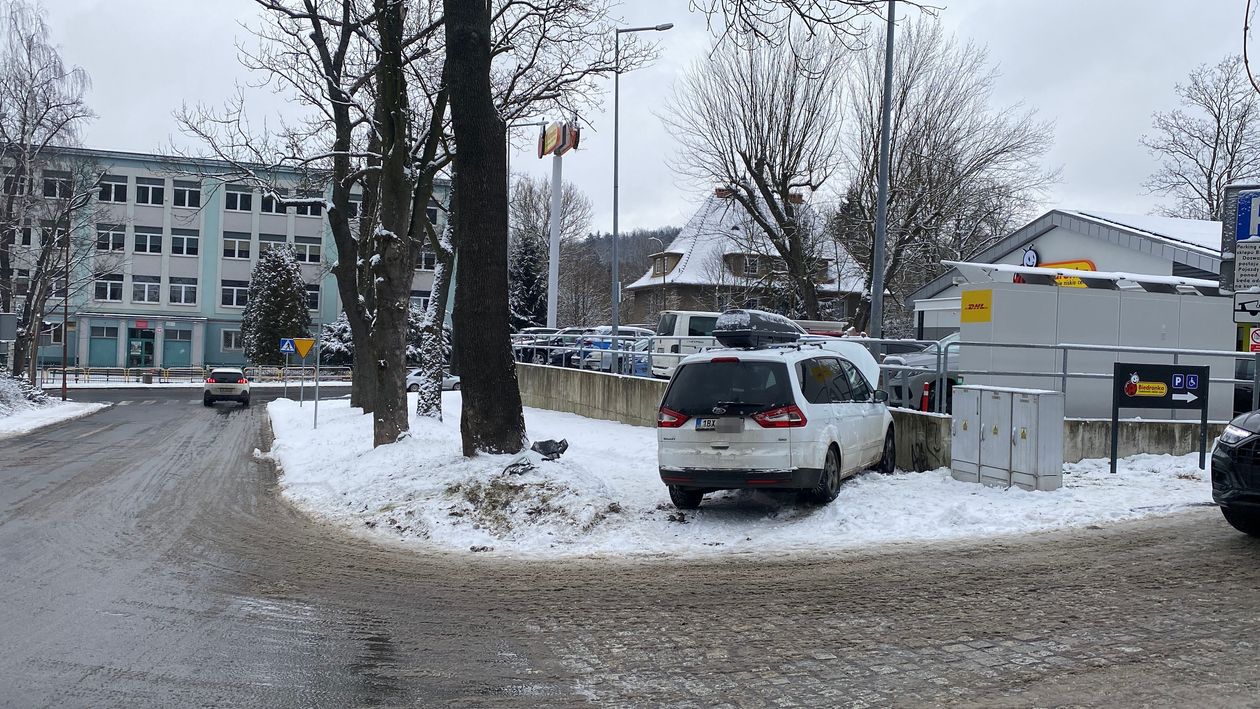 Jelenia Góra: Fordem w murek koło Biedronki