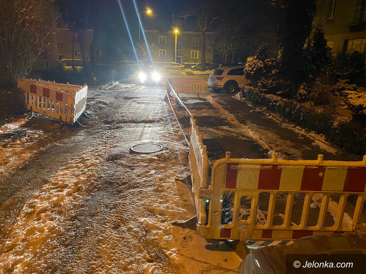 Jelenia Góra: Naprawa pęknięcia rury na ukończeniu