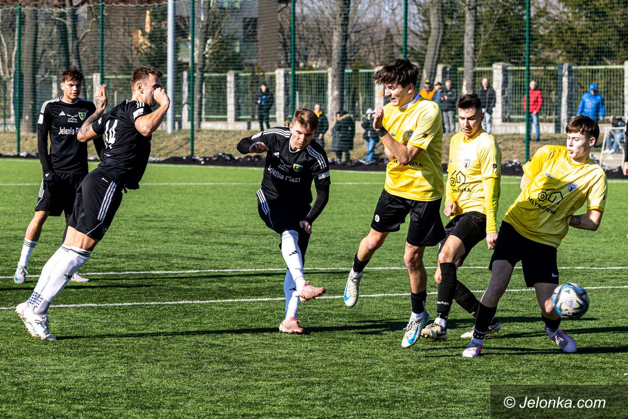 Jelenia Góra: Sparingowe derby pod dyktando biało–niebieskich