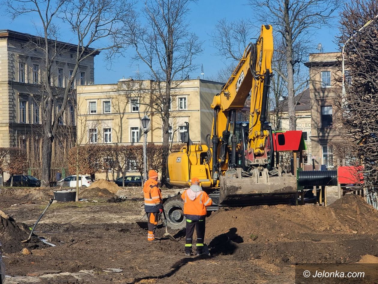 Jelenia Góra: Kopią na skwerze