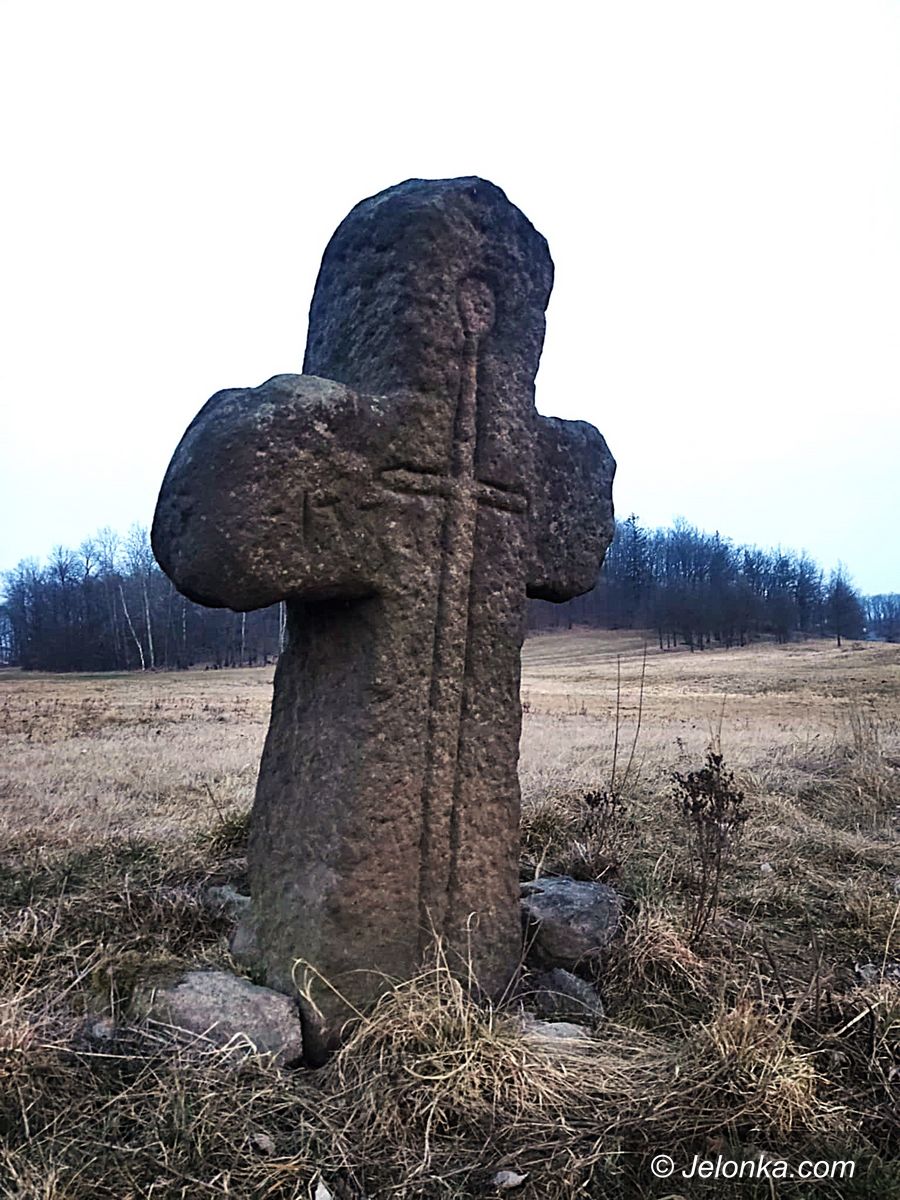 Mysłakowice: Tu doszło do mordu – przypomina krzyż pokutny w Łomnicy