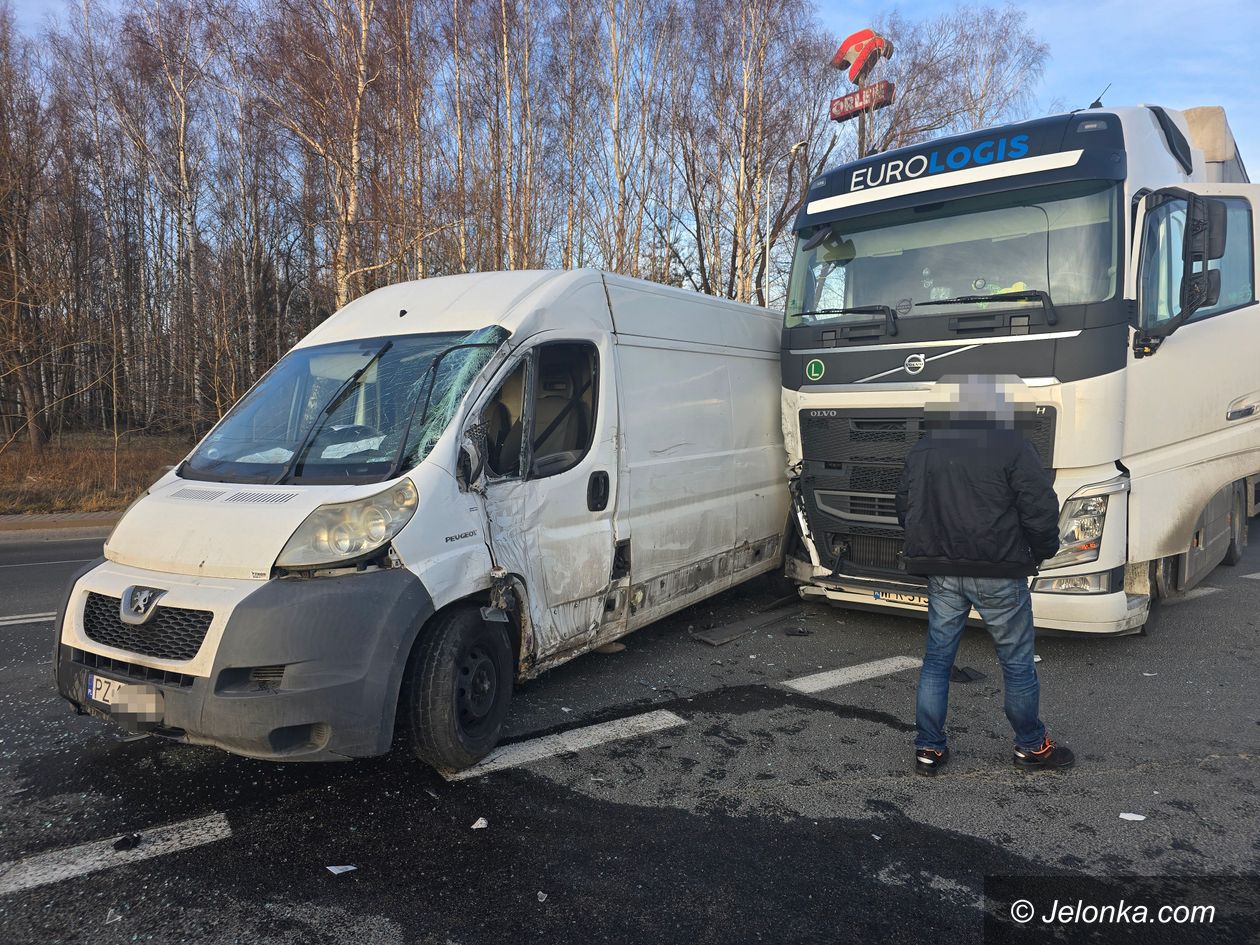 Jelenia Góra: Bus z ciężarówką na Zgorzeleckiej