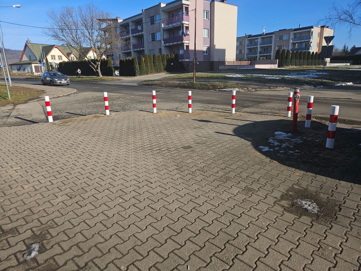 Jelenia Góra: Osiem słupków kontra parkujący na chodniku