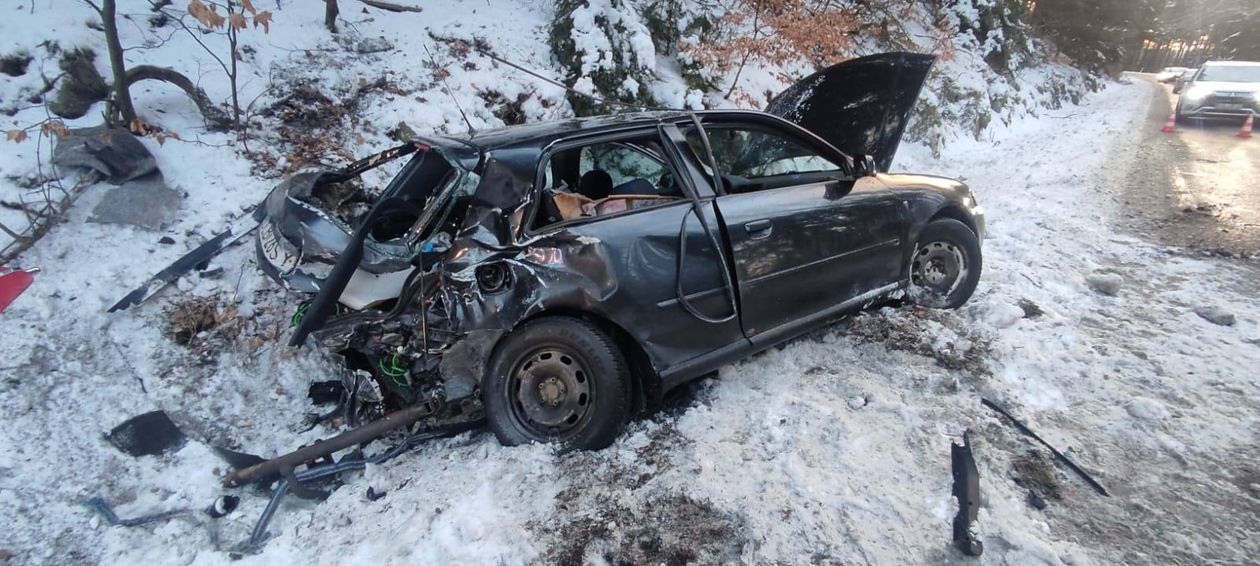 Szklarska Poręba: Audi prosto w Mercedesa – kierowca w ciężkim stanie