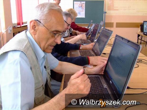 Wałbrzych: Senior przed komputerem