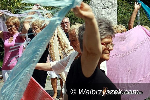 Wałbrzych: Inwazja seniorów na placu Grunwaldzkim