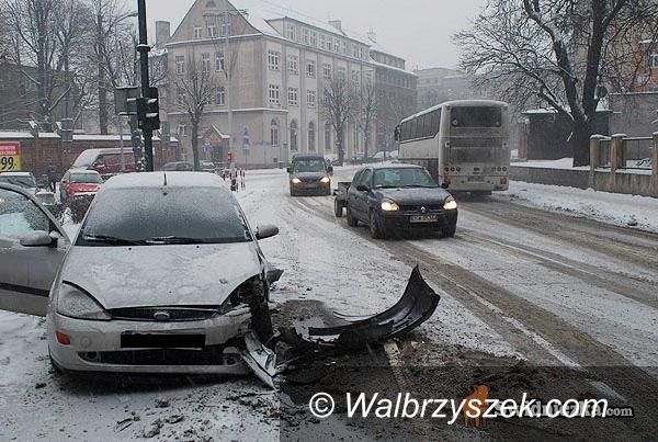 Świdnica: Coraz gorzej na drogach. Zima atakuje, są wypadki i kolizje