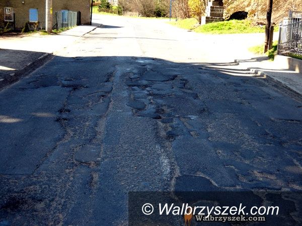 REGION, Głuszyca: Uciążliwe łatanie dziurawej drogi 381