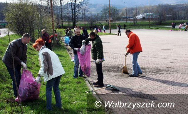 Wałbrzych: ZUS wysprzątał parking przy ul. 1–go maja w Wałbrzychu
