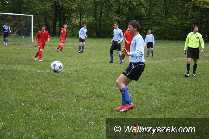 Wałbrzych: Piłkarska klasa A: Kolorowe derby Wałbrzycha dla Czarnych