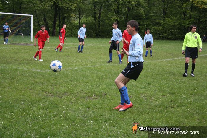 Wałbrzych: Piłkarska klasa A: Kolorowe derby Wałbrzycha dla Czarnych