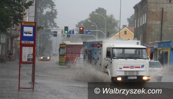 Wałbrzych/REGION: Strażacy wypompowywali wodę z zalanych piwnic