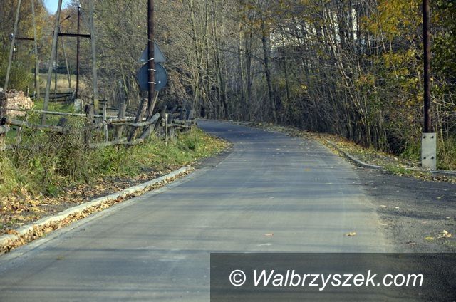 Wałbrzych/region: Powiat  Wałbrzyski remontuje drogę w Sierpnicy