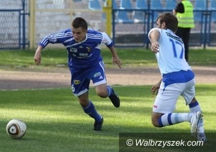 Kraj: II liga piłki nożnej: Tychy, mimo remisu w Wałbrzychu, wciąż przewodzą