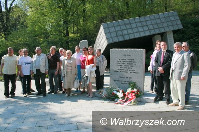 Wałbrzych: SLD uczcił robotnicze święto pod pomnikiem
