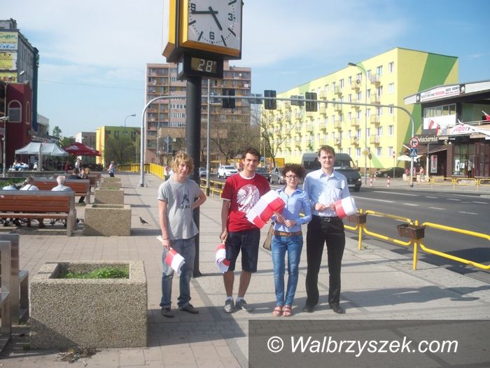 Wałbrzych: Młodzi z Prawa i Sprawiedliwości rozdawali flagi Polski